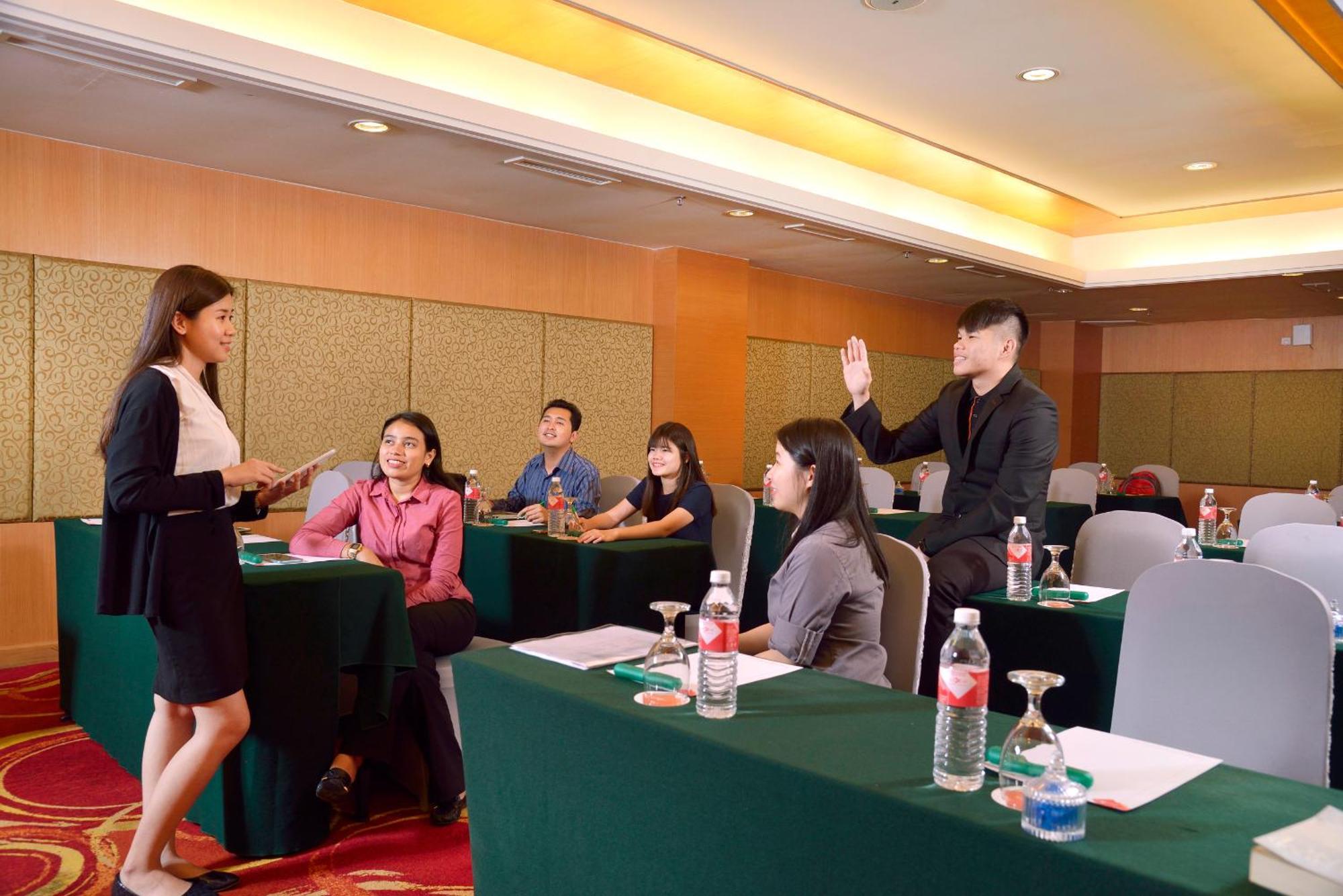 Grand Lexis Port Dickson Hotel Екстериор снимка A meeting in progress