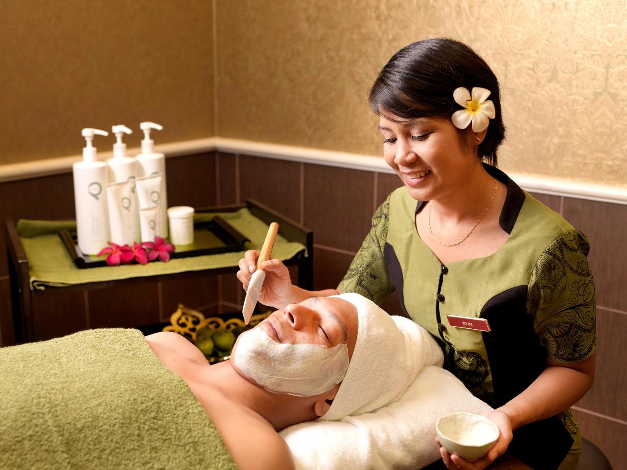 Grand Lexis Port Dickson Hotel Съоръжения снимка A spa treatment