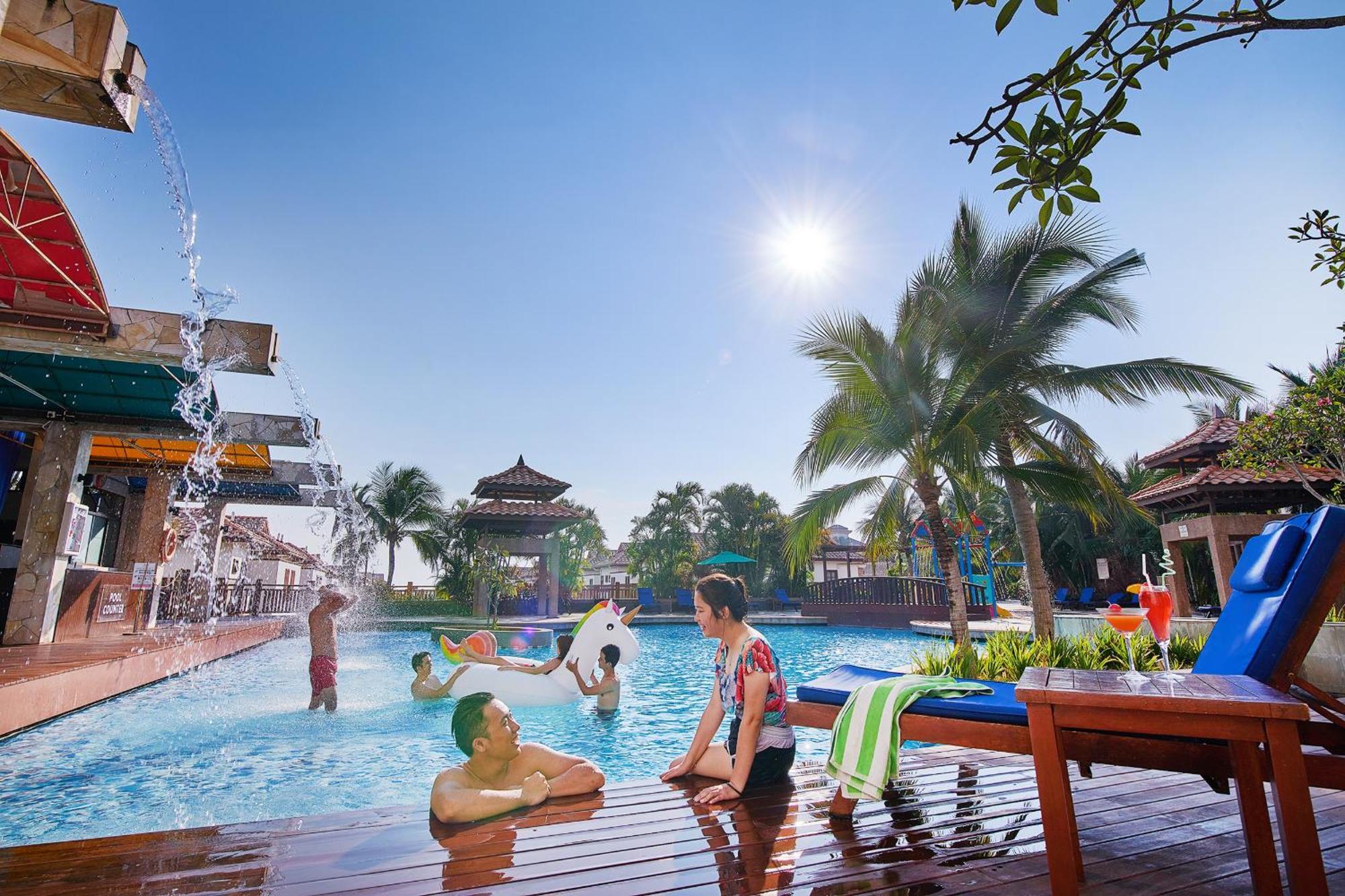Grand Lexis Port Dickson Hotel Екстериор снимка The swimming pool at the resort
