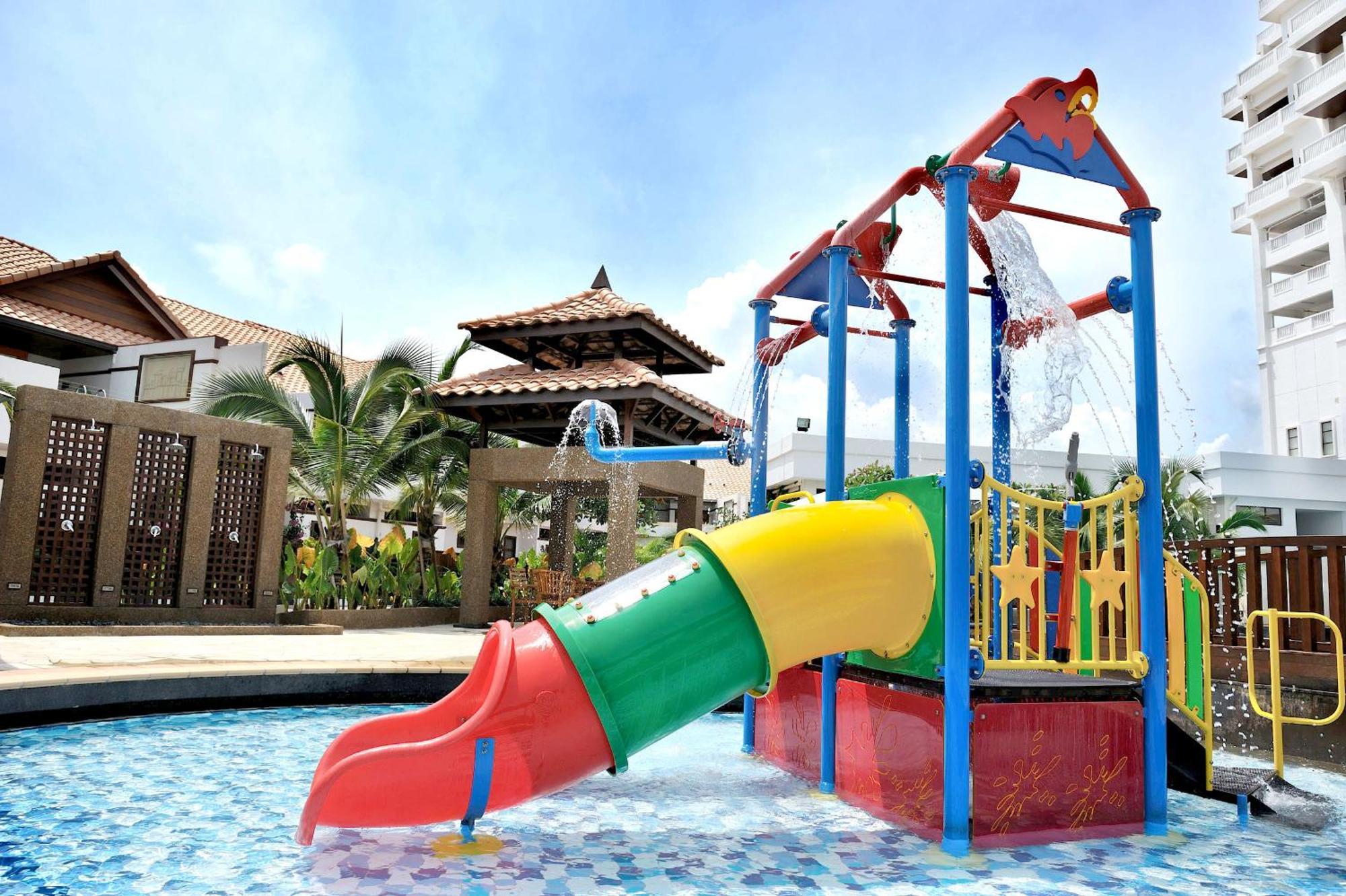 Grand Lexis Port Dickson Hotel Екстериор снимка A water slide