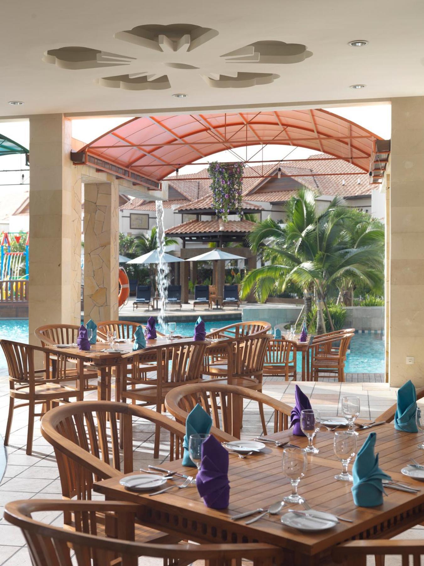 Grand Lexis Port Dickson Hotel Екстериор снимка The poolside restaurant