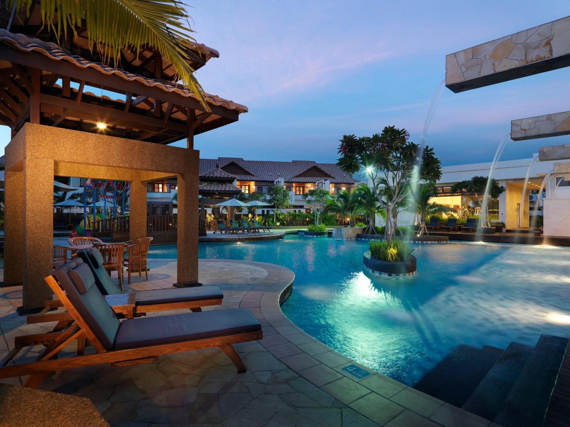 Grand Lexis Port Dickson Hotel Екстериор снимка The swimming pool at the resort