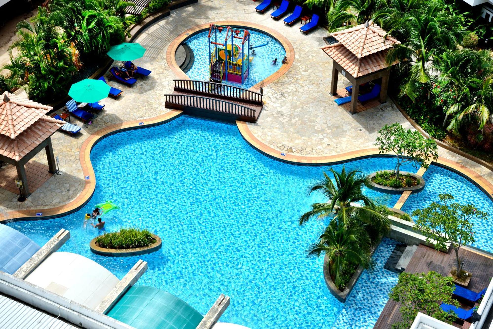 Grand Lexis Port Dickson Hotel Екстериор снимка The swimming pool at the Royal Thai Police Club
