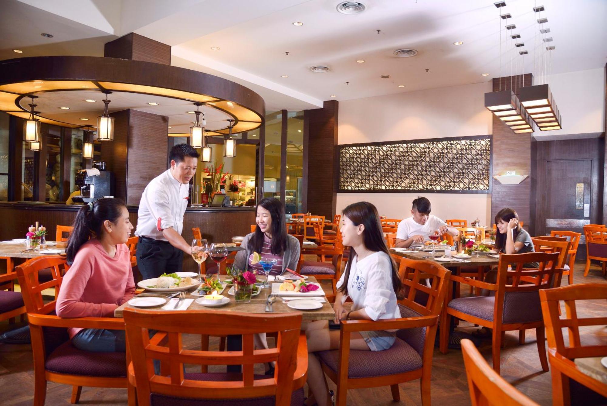 Grand Lexis Port Dickson Hotel Екстериор снимка A restaurant in a hotel