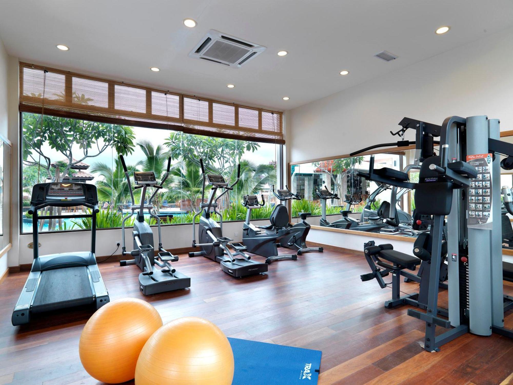 Grand Lexis Port Dickson Hotel Екстериор снимка A gym in a hotel