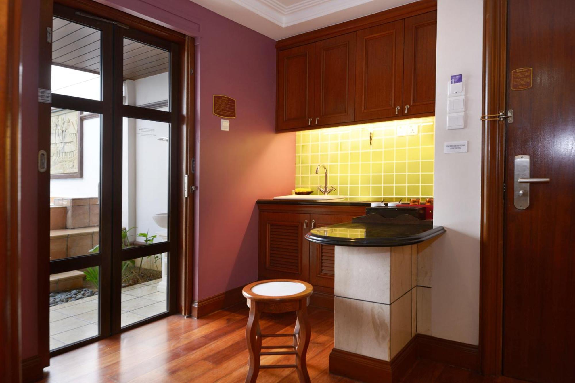 Grand Lexis Port Dickson Hotel Екстериор снимка A small kitchen in a hotel