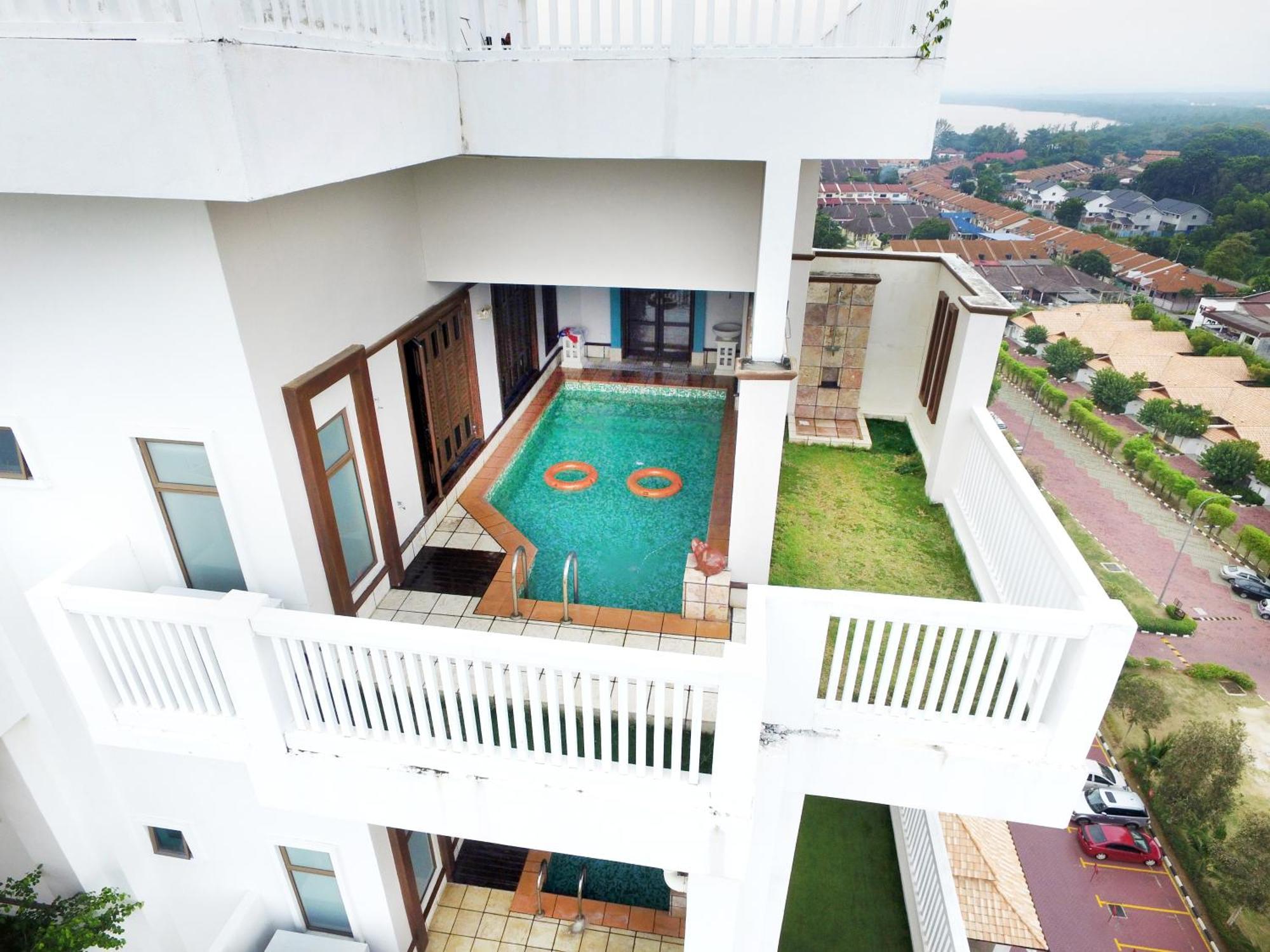 Grand Lexis Port Dickson Hotel Екстериор снимка A private pool at a condominium in Malaysia