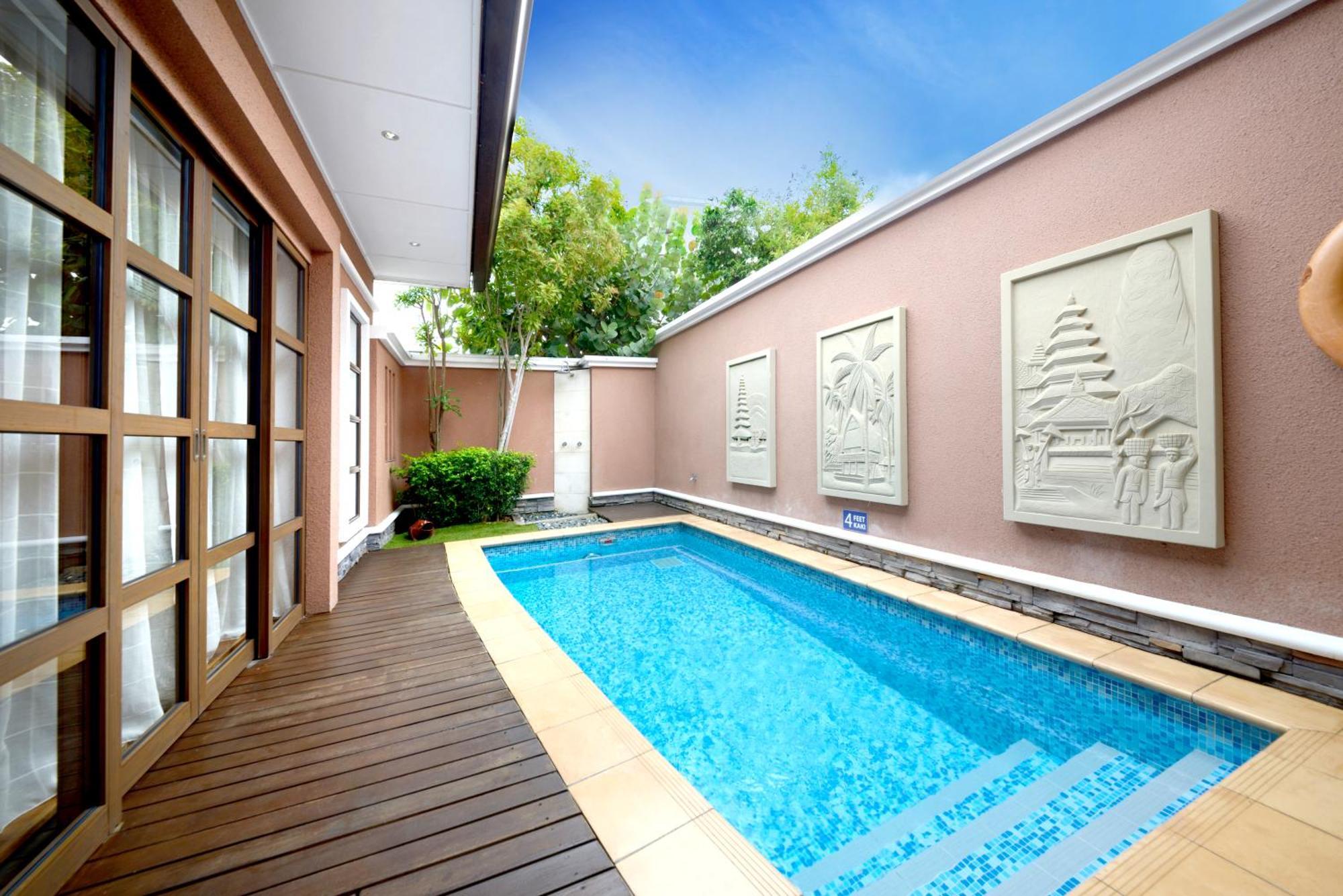 Grand Lexis Port Dickson Hotel Екстериор снимка A private pool at a hotel