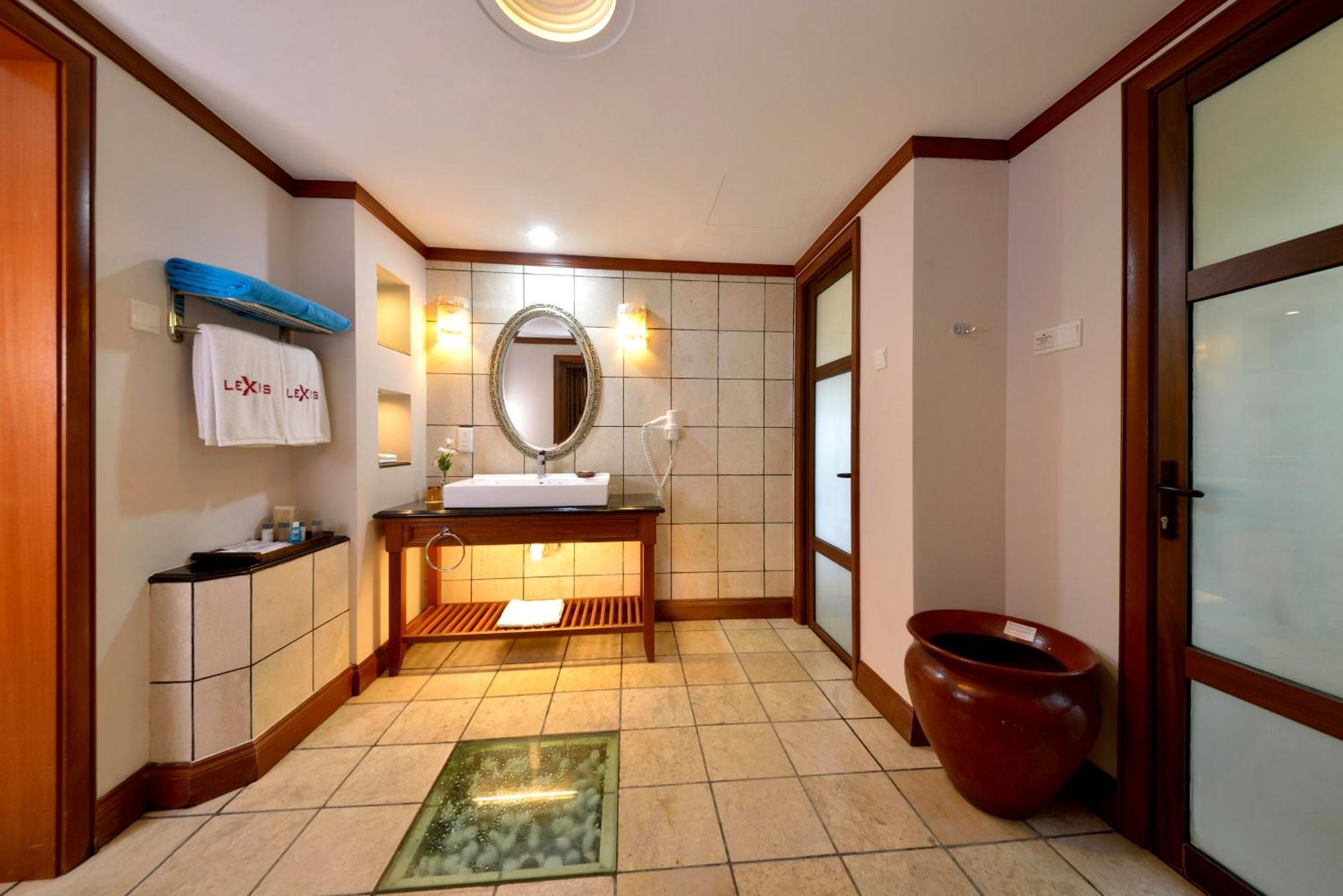 Grand Lexis Port Dickson Hotel Екстериор снимка Bathroom