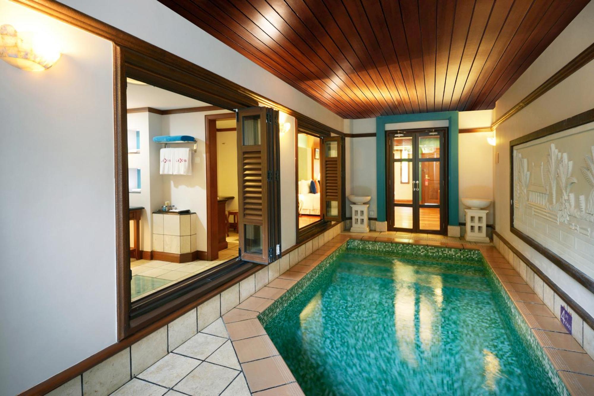 Grand Lexis Port Dickson Hotel Екстериор снимка A private pool at a hotel