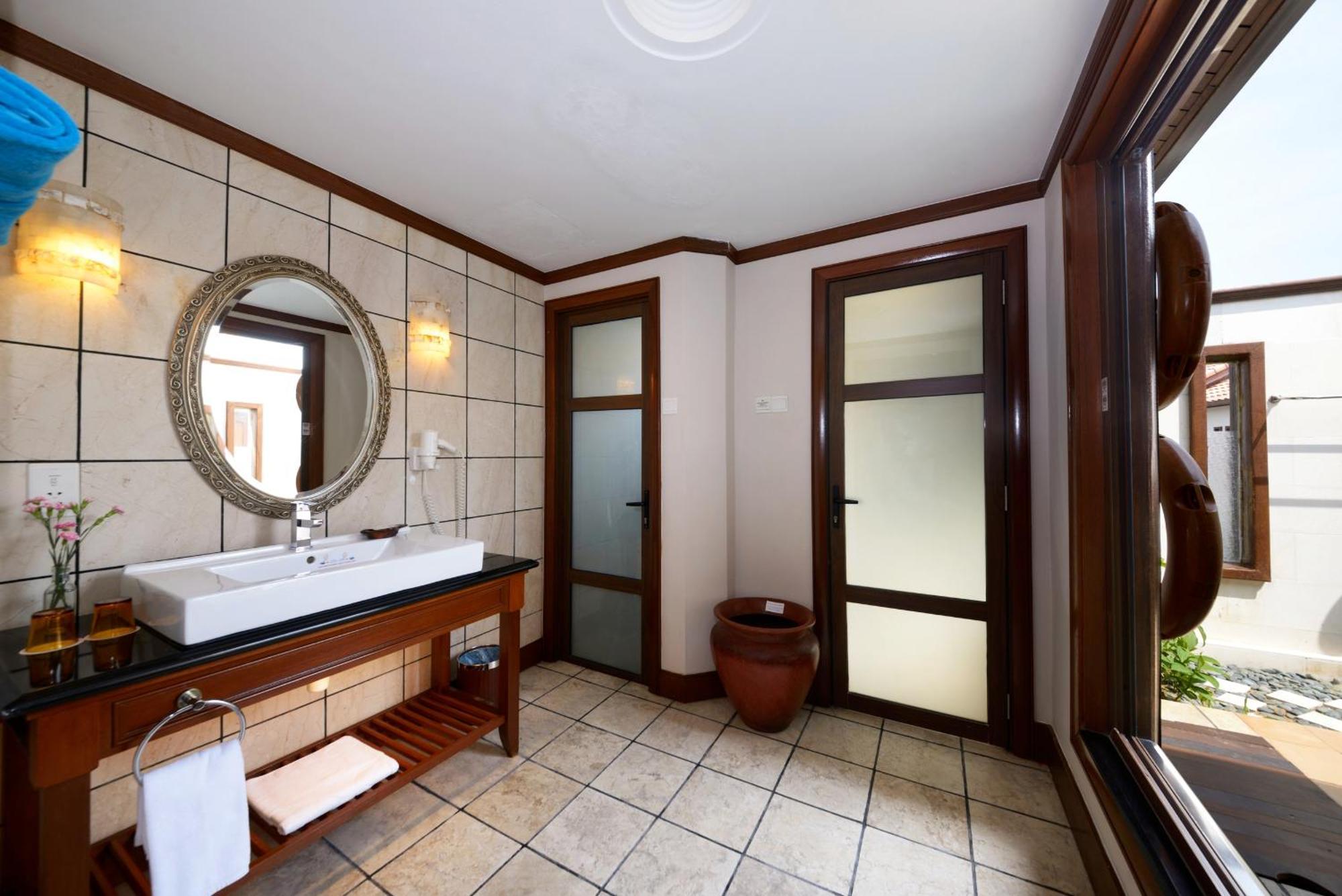 Grand Lexis Port Dickson Hotel Екстериор снимка Bathroom
