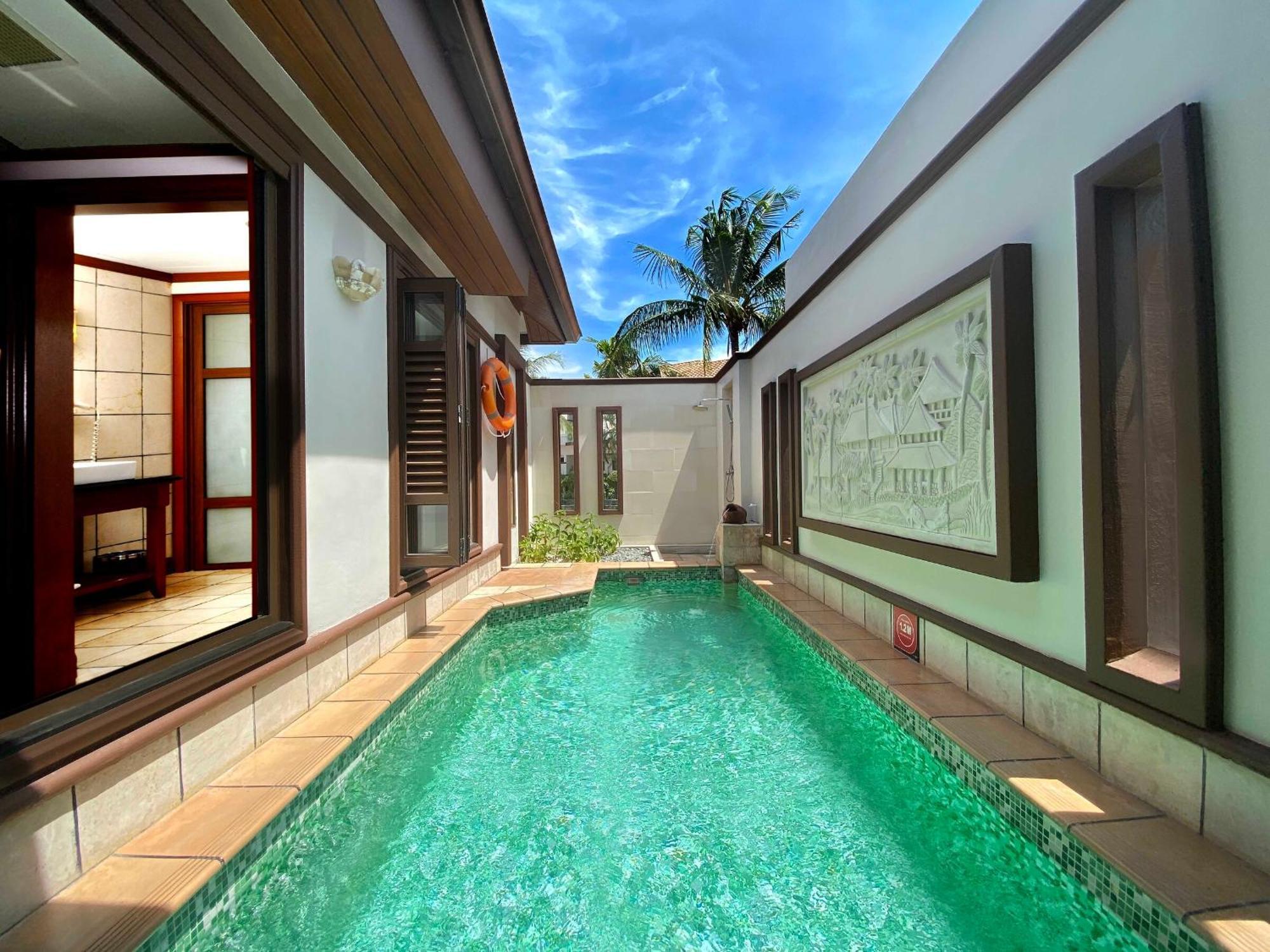 Grand Lexis Port Dickson Hotel Екстериор снимка A pool villa at the resort