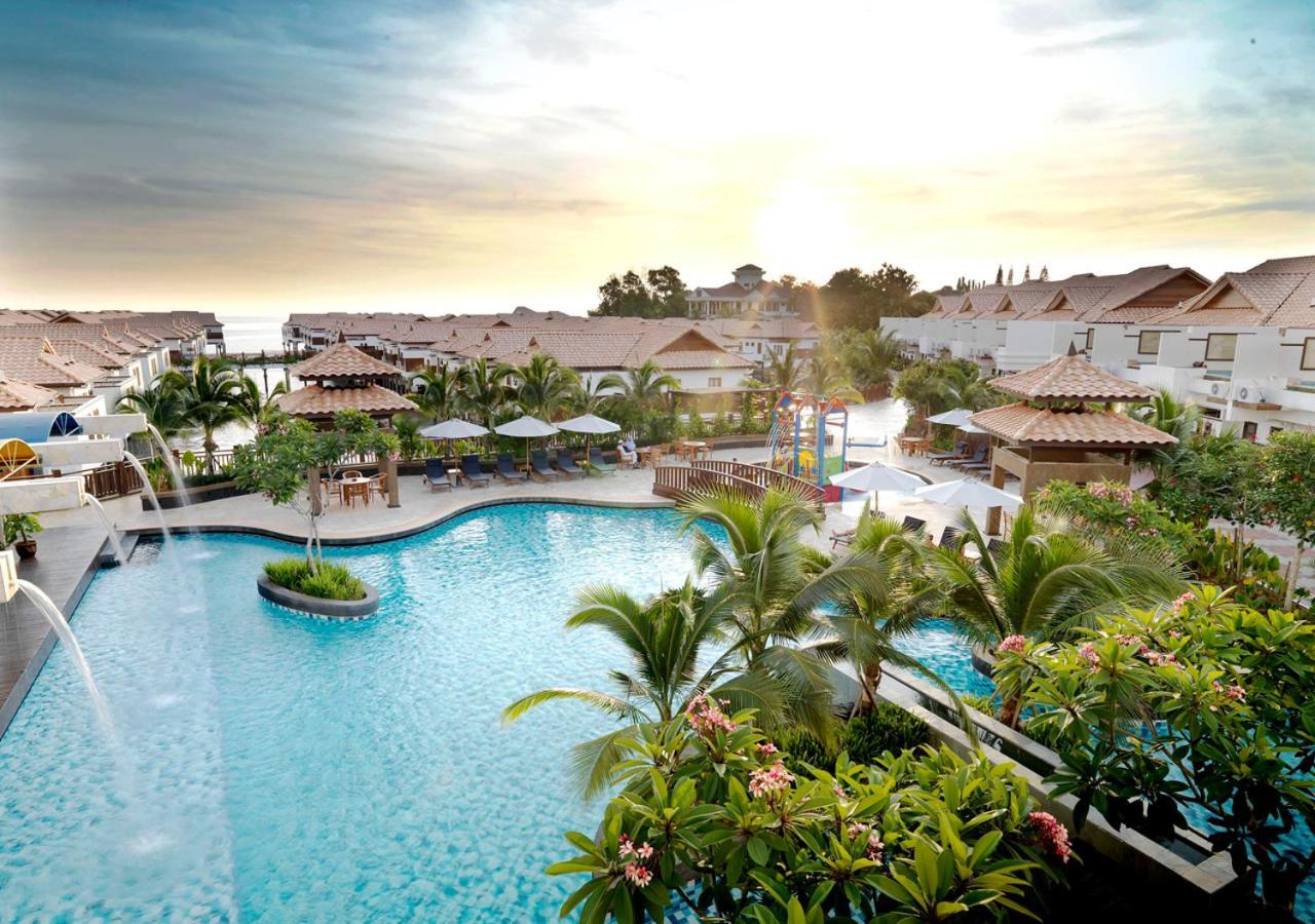Grand Lexis Port Dickson Hotel Екстериор снимка The pool at the Hard Rock Hotel